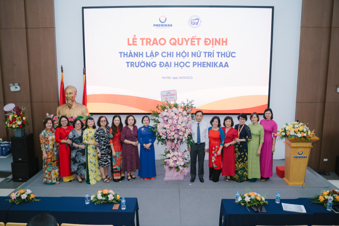 Ông Lưu Công An, Phó Tổng giám đốc Tập đoàn Phenikaa tặng hoa Chi hội Nữ trí thức trường Đại học Phenikaa