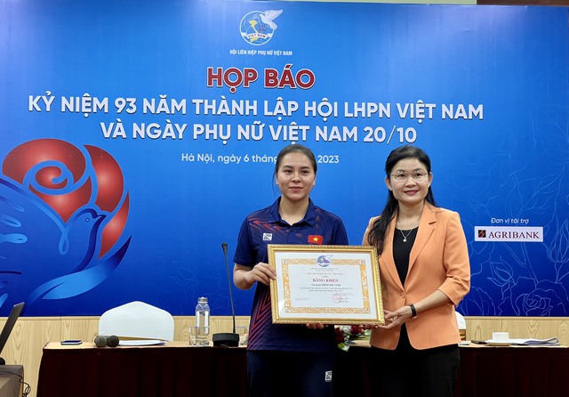 Phó Chủ tịch Hội Liên hiệp Phụ nữ Việt Nam Tôn Ngọc Hạnh trao Bằng khen cho nữ xạ thủ Trịnh Thu Vinh - Ảnh: VGP/Phương Liên