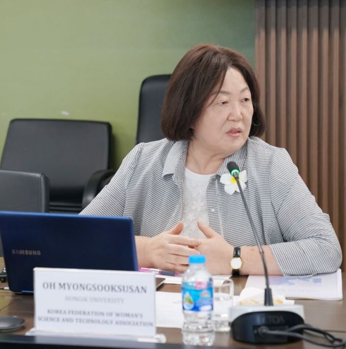 Bà Oh Myongsooksusang chia sẻ về hoạt động của Hội