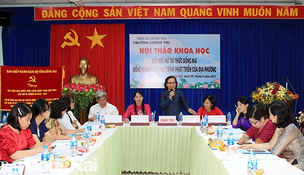 TS.Nguyễn Thị Thu Lan, Chủ tịch Hội Nữ trí thức tỉnh đại diện nhóm nghiên cứu phát biểu tại một hội thảo
