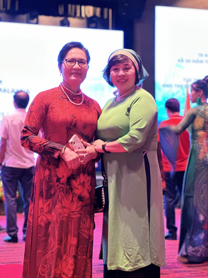 Bà Trần Thị Chang và nghệ nhân ẩm thực Lê Thị Thiết tại sự kiện