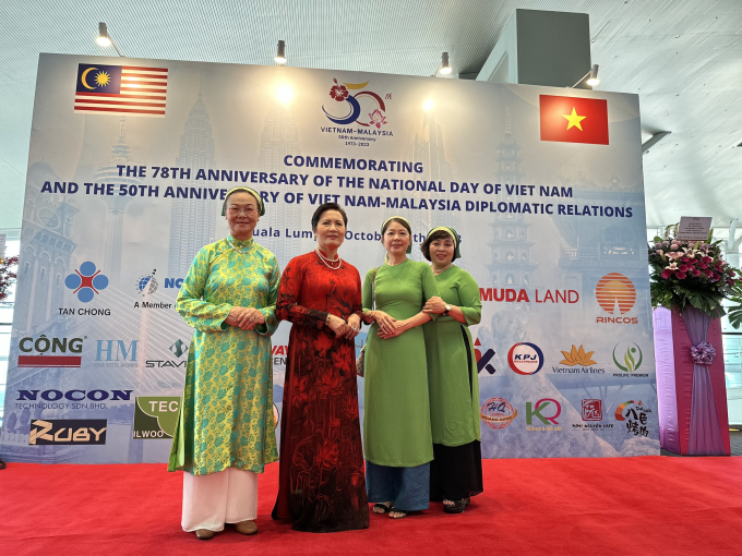 Bà Trần Thị Chang (áo đỏ), Chủ tịch Hiệp hội hữu nghi Malaysia -Việt Nam  và các nghệ nhân ẩm thực Việt Nam