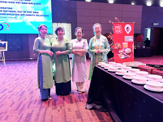 Nghệ nhân ẩm thực Lê Thị Thiết( thứ 2 từ trái) và các nghệ nhân Việt Nam tham dự sự kiện