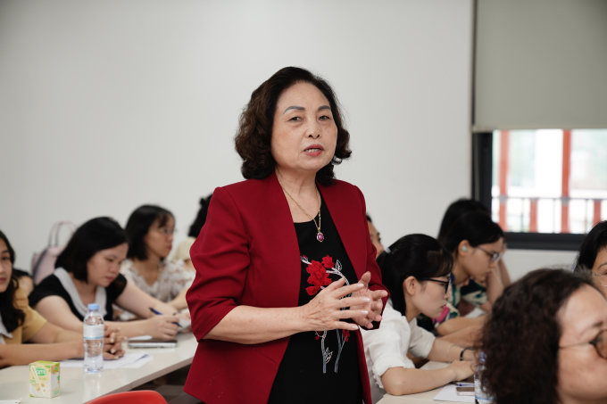 GS TS Lê Thị Hợp, Chủ tịch Hội Nữ trí thức Việt Nam trình bày báo cáo. Ảnh: Hoàng Toàn