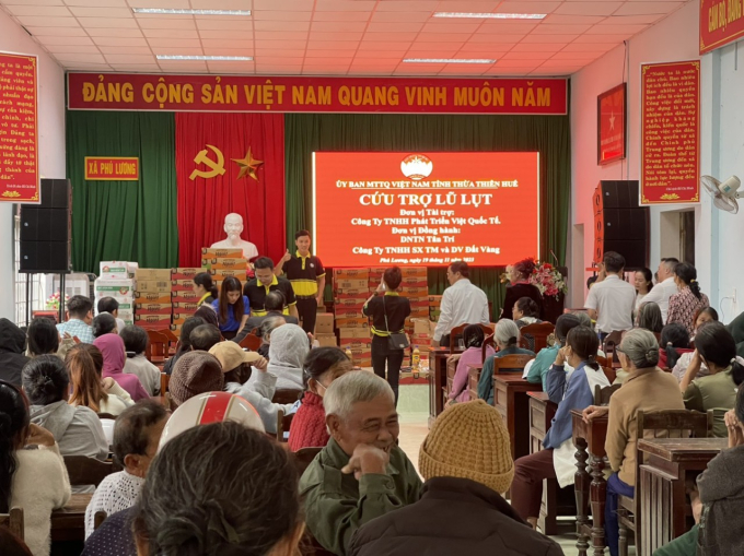 Đoàn cứu trợ của Công ty TNHH Việt Quốc Tế - VietInter Food (VIF) TP HCM phối hợp với Công ty TNHH SX, TM & DV Đất Vàng ( NPP Đất Vàng) và DNTN Tân Trí, thành phố Huế thăm và tặng quà cho bà con vùng lũ