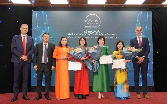 3 nhà khoa học nữ nhận giải thưởng. Ảnh: Hoàng Toàn