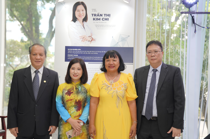 GS.TS Nguyễn Thị Lang (áo vàng) chụp ảnh lưu niệm với TS Trần Thị Kim Chi, một trong 3 nhà khoa học nữ nhận giải thưởng. Ảnh: Hoàng Toàn