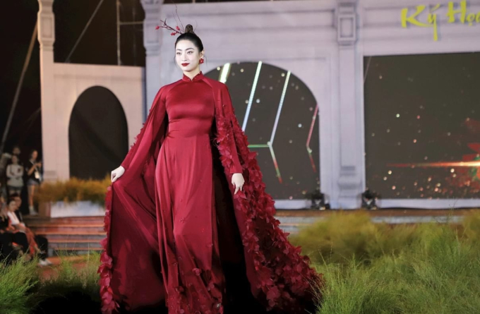 Hoa hậu Thế giới Việt Nam 2019 Lương Thùy Linh biểu diễn thiết kế trong bộ sưu tập 