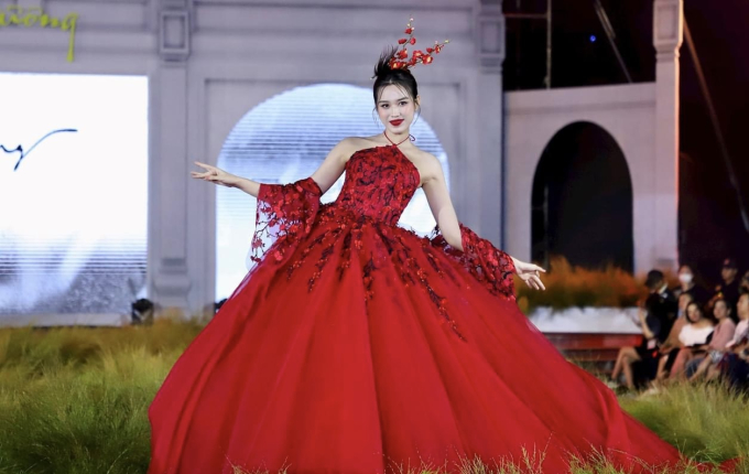 Hoa hậu Việt Nam Đỗ thị Hà biểu diễn thiết kế trong bộ trang phục 