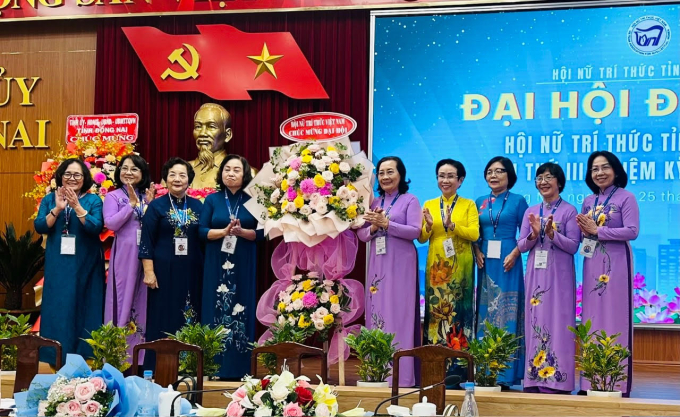 Lãnh đạo Hội Nữ trí thức Việt Nam tặng hoa chúc mừng Đại hội