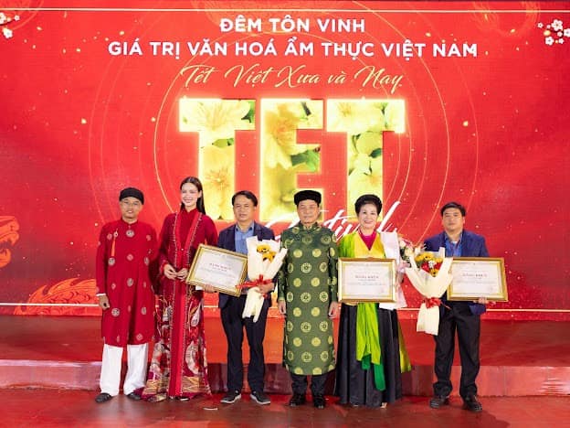 Nghệ nhân Lê Văn Khánh  (thứ 3 từ trái), nghệ nhân Nguyễn Thị Hiền nhận bằng khen tại Lễ hội Tết Việt 2024