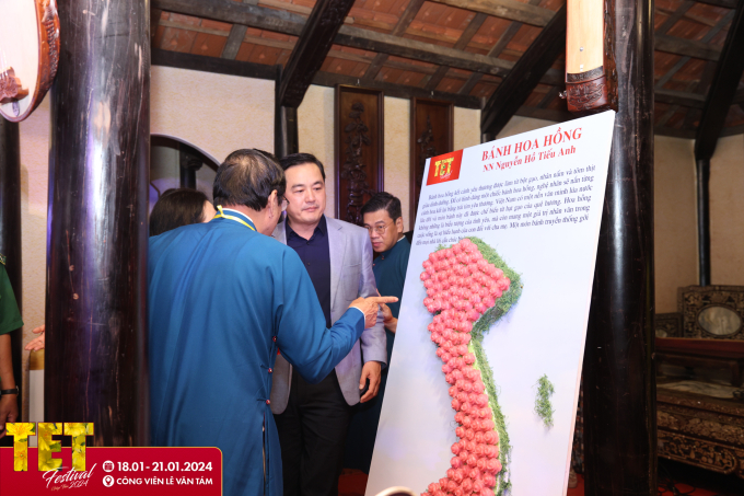 Đại biểu tham quan gian giới thiệu món bánh Hoa hồng của nghệ nhân Nguyễn Hồ Tiếu Anh