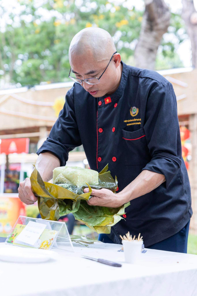 Ông chủ thương hiệu Bánh Chưng Đất Tổ trực tiếp bóc bánh mời khách tại tết Việt 2024 