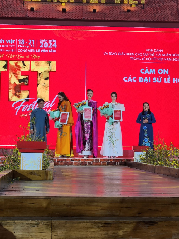 Lãnh đạo TP Hồ Chí Minh và Lãnh đạo Cục Du lịch Quốc gia tặng hoa cho 3 hoa hậu, Á hậu Đại sứ Lễ hội Tết Việt 2024
