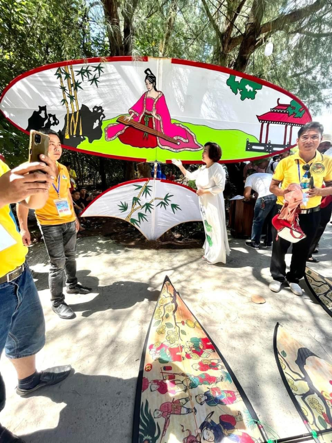 Bà Lê Thị Thiết, Phó Giám đốc Trung tâm Bảo tồn di sản văn hóa diều Việt Nam giới thiệu con diều trang trí hình thiếu nữ chơi đàn