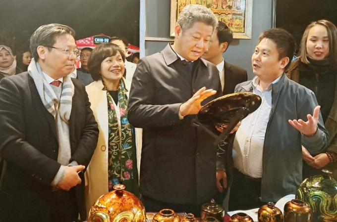 Phó Chủ tịch UBND TP Hà Nội Nguyễn Mạnh Quyền và các đại biểu thăm quan gian hàng thủ công mỹ nghệ tại sự kiện Happy Tết 2024