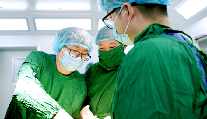 PGS.TS Nguyễn Quang – Chủ tịch Hội Y học Giới tính Việt Nam và các bác sĩ đang thực hiện ca phẫu thuật