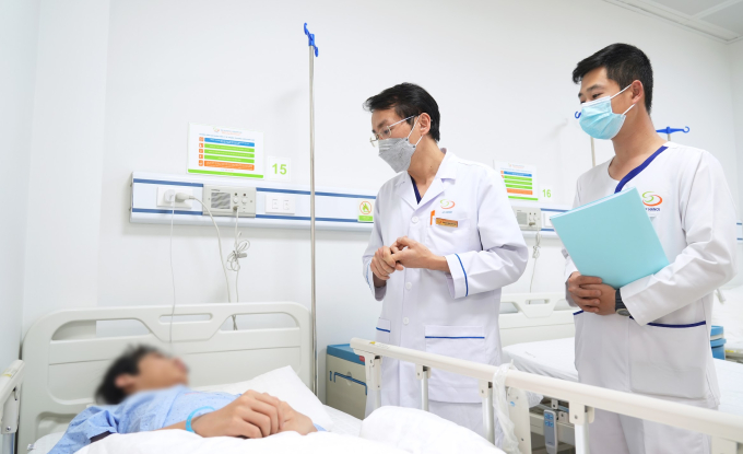 Ths. BS Đinh Hữu Việt thăm khám nam bệnh nhân sau khi thực hiện phẫu thuật