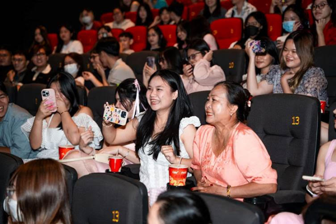 Rất nhiều cặp mẹ - con cùng tới rạp chiếu để thưởng thức bộ phim, dành thời gian bên nhau trong ngày đầu năm mới