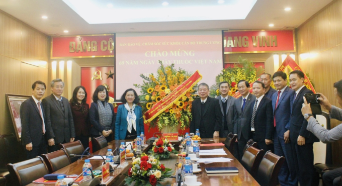 Đồng chí Trương Thị Mai tặng hoa chúc mừng Ban Bảo vệ, chăm sóc sức khỏe cán bộ Trung ương nhân Kỷ niệm 69 năm Ngày Thầy thuốc Việt Nam.