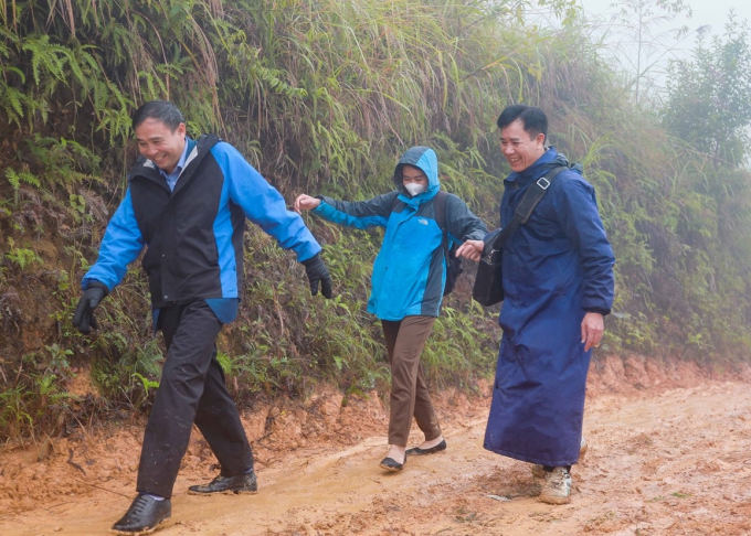 Thầy giáo Trần Văn Hùng, cô giáo Hoàng Thị Tích, thầy giáo Phạm Văn Tường lội bộ 8km đường đất để lên điểm trường