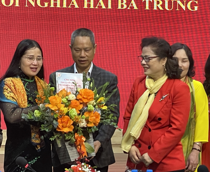 Đại diện lãnh đạo và Chủ tịch Công đoàn Viện Khoa học Nông nghiệp Việt Nam nhận hoa chúc mừng từ các chuyên gia tham gia giảng bài tại lớp Tập huấn về Sở hữu trí tuệ