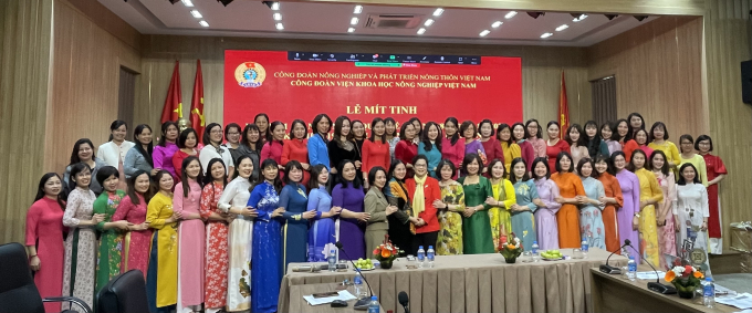 Đại diện các nhà khoa học nữ tham dự sự kiện tại Viện Khoa học Nông nghiệp Việt Nam
