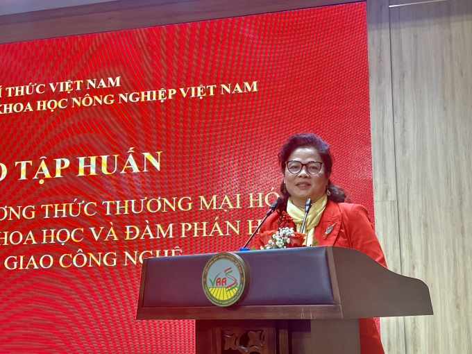 Bà Lê Thị Khánh Vân, Giám đốc Trung tâm Ứng dụng KHCN và Khởi nghiệp gợi ý, định hướng và truyền đạt các kinh nghiệm liên quan đến phương thức thương mại hóa kết quả nghiên cứu và tài sản trí tuệ