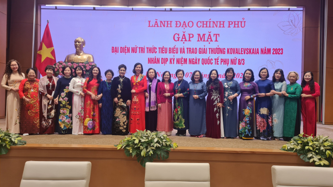 GS.TS Lê Thị Hợp, Chủ tịch Hội Nữ trí thức Việt Nam chụp ảnh với đại diện các nữ trí thức