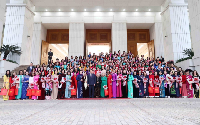 Bí thư Trung ương Đảng, Phó Thủ tướng Chính phủ Lê Minh Khái chụp ảnh lưu niệm cùng đại diện nữ trí thức tiêu biểu.