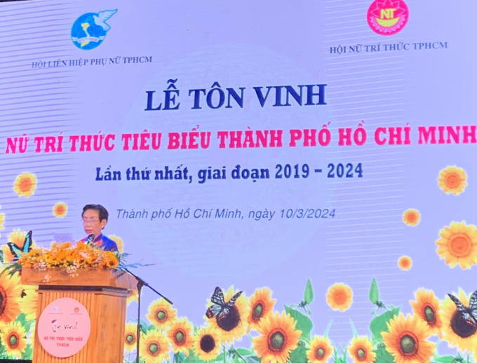 PGS.TS. Trương Thị Hiền, Chủ tịch Hội Nữ trí thức  TP.HCM đã ôn lại truyền thống và nhấn mạnh tầm quan trọng của đội ngũ nữ trí thức TP.HCM trong các giai đoạn lịch sử.