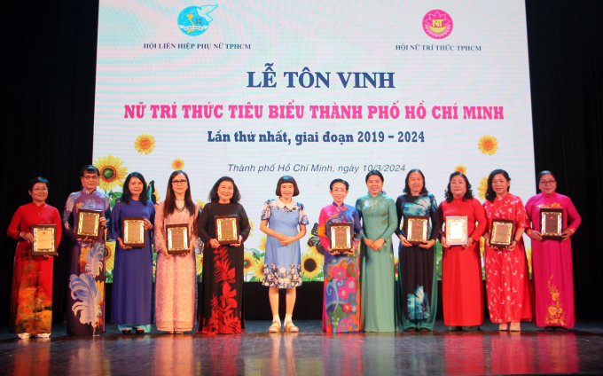 PGS.TS Nguyễn Thị Hòe, Phó Chủ tịch Hội Nữ trí thức TP.HCM  trao kỷ niệm chương và  chúc mừng hội viên Nữ trí thức tiêu biểu TP.HCM