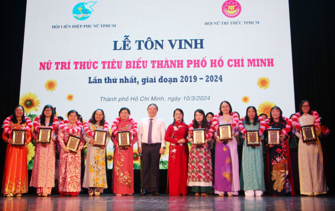 Ông Dương Anh Đúc, Phó Chủ tịch UBND TP.HCM và bà Trần Kim Yến,  Chủ tịch UBMTTQ Việt Nam TP.HCM trao kỷ niệm chương và tặng hoa cho các nữ trí thức tiêu biểu 