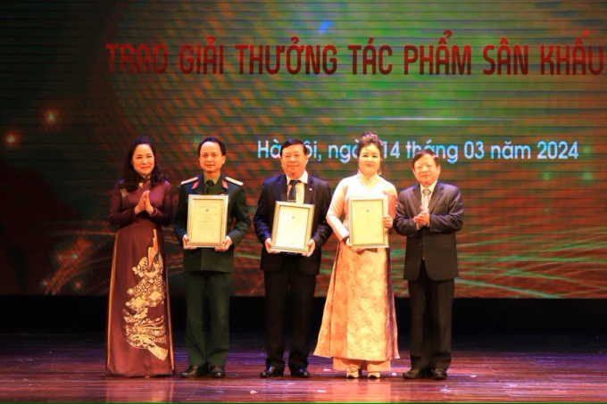 Chủ tịch Liên hiệp các Hội Văn học Nghệ thuật Việt Nam Đỗ Hồng Quân và Chủ tịch Hội Nghệ sĩ Sân khấu Việt Nam Trịnh Thúy Mùi trao giải B-giải vở diễn sân khấu năm 2023
