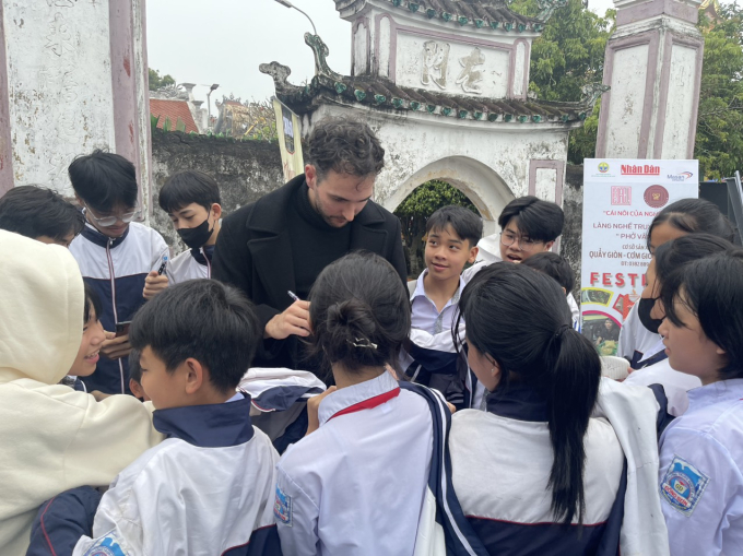 Cá em học sinh ở Vân Cù xin cữ ký của tiktoker nổi tiếng người Pháp đến Vân Cù dự sự kiện 