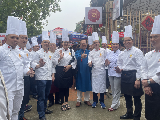 NNC văn hóa ẩm thực Lê Tân, Phó Chủ tịch Hiệp hội Văn hóa Ẩm thực Việt Nam (áo dài xanh) cùng các đầu bếp tại sự kiện 