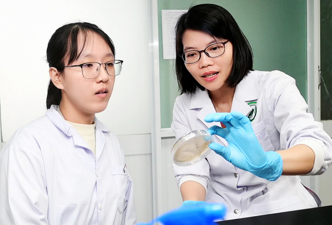 PGS.TS Nguyễn Thị Thu Hoài (phải ) hướng dẫn nghiên cứu tại phòng thí nghiệm