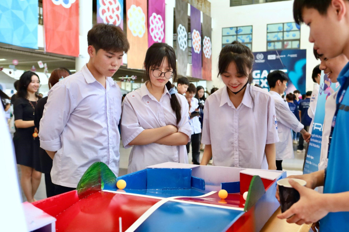 Các bạn học sinh thích thú tham gia trò chơi của CLB Le Loi Robotics & STEAM Club đến từ trường THPT Lê Lợi - Thanh Hóa.
