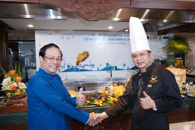 Nhà Nghiên cứu Văn hóa ẩm thực Lê Tân, Phó chủ tịch Văn hóa Ẩm thực Việt Nam (trái) và nghệ nhân ẩm thực Lê Văn Khánh tại sự kiện