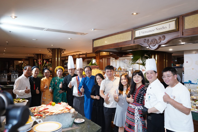 Nhà Nghiên cứu Văn hóa Ẩm thực (áo dài xanh) cùng 4 nghệ nhân ẩm thực nổi tiếng tham gia sự kiện và các khách mời