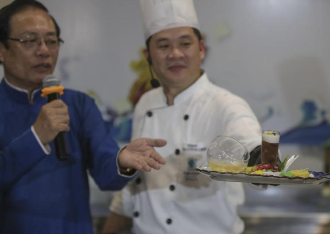 Tổng bếp chính Doãn Văn Tuấn đem đến cho thực khách món tráng miệng 