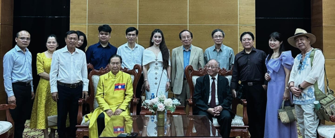  Ông Chaleun Yiapaoher, Phó Chủ tịch Quốc hội Lào ( áo vàng) chụp ảnh lưu niệm cùng các nghệ sĩ 