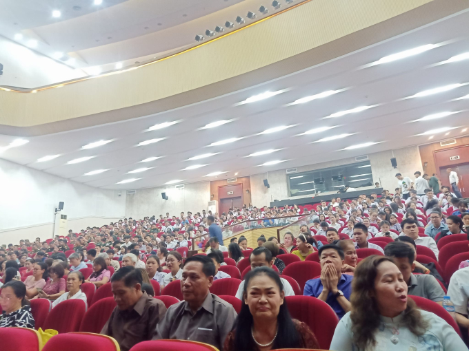 Khán giả lấp kín các hàng ghế trong đêm biểu diễn thứ 2 của Sân khấu Lệ Ngọc tại Lào
