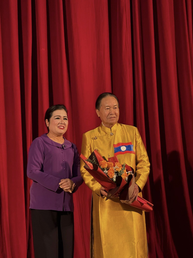 NSND Lệ Ngọc tặng hoa ông Chaleun Yiapaohe, Ủy viên Trung ương Đảng, Phó Chủ tịch Quốc hội Lào trong đêm diễn đầu tiên tại Trung tâm Văn hóa Việt-Lào tối ngày 2/4