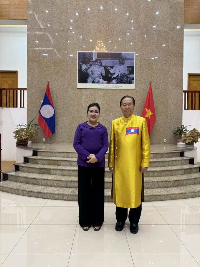 Phó Chủ tịch Quốc hội Lào Chaleun Yiapaohe chụp ảnh lưu niệm cùng NSND Lệ Ngọc 