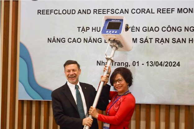 Ông Andrew Goledzinowski - Đại sứ Úc tại Việt Nam trao tặng thiết bị nghiên cứu cho Viện Hải dương học