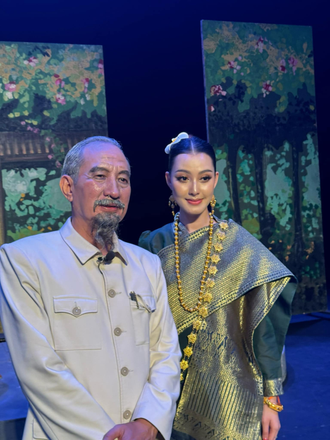 NSƯT Văn Hải chụp ảnh lưu niệm với Hoa hậu Lào