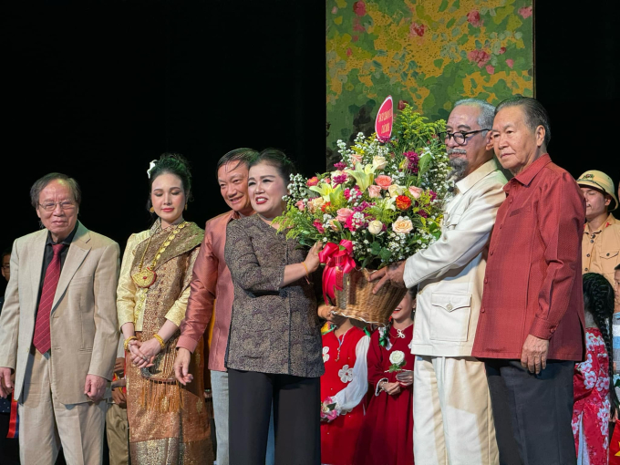 Ông Chaleun Yiapaoher, Ủy viên Trung ương Đảng, Phó Chủ tịch Quốc hội Lào và ông Nguyễn Văn Hùng, Đại sứ Việt Nam tại Lào tặng hoa cho ê kíp dựng vở 