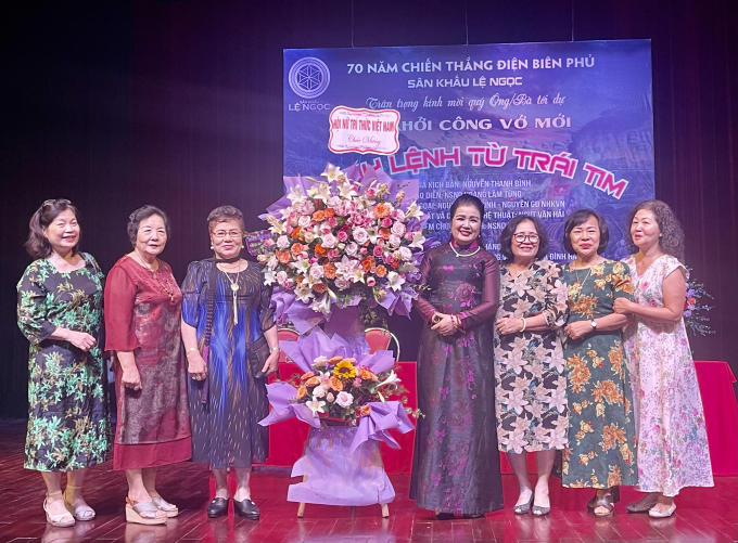 Lãnh đạo Hội Nữ trí thức Việt Nam tặng hoa chúc mừng Sân khấu Lệ Ngọc khởi công vở 