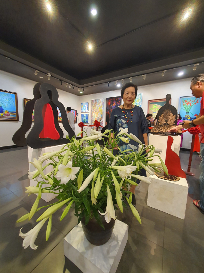 Bà Nguyễn Thị Hồi, Phó Chủ tịch phụ trách đối ngoại, Hội Nữ trí thức Việt Nam bên tác phẩm tượng của họa sĩ Trang Thanh Hiền